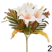 Kytica umelých kvetov s ľaliami, bobuľkami a zeleňou.