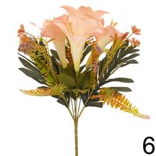 Kytica umelých kvetov s ľaliami, bobuľkami a zeleňou.