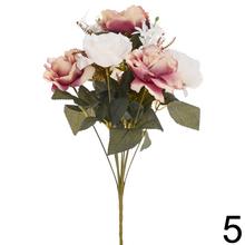 Kytica umelých ruží a drobných kvetov s zelenými listami.