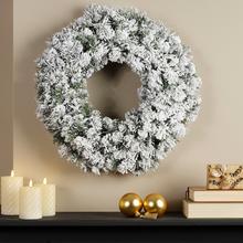Zasnežený veniec z čečiny s priemerom 60 cm.