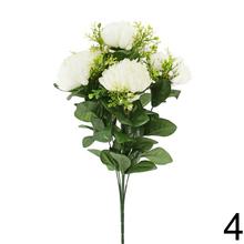 Kytica chryzantém s mixom farieb a zelenými listami.