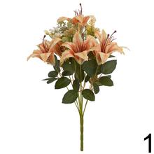 Kytica umelých ľalií v mixe farieb a zelených listov.