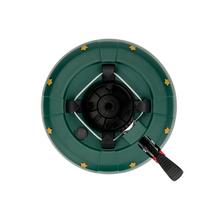 Zelený stojan na živý stromček s čiernym mechanizmom na upevnenie.