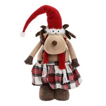 Červený sob v textilných šatách s čiapkou a šálom.