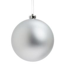 Strieborná vianočná guľa s lesklým a matným povrchom.