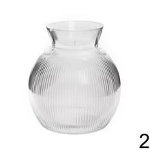 Sklenená váza s pruhovaným dizajnom.