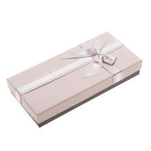 Darčeková krabička obdĺžniková s mašľou vo fialovej farbe.