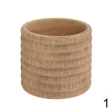 Cementové obaly na kvety v dvoch farbách.