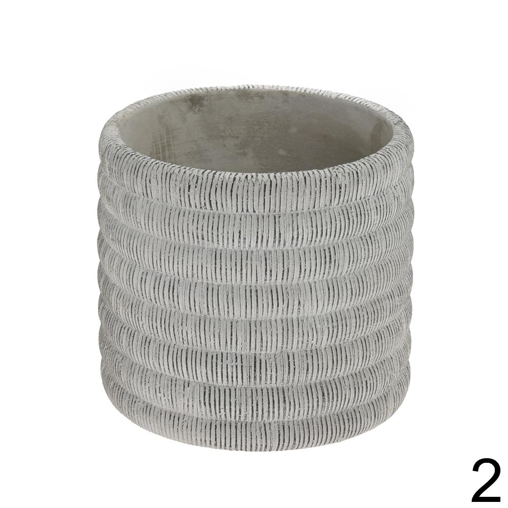 Cementové obaly na květiny ve dvou barvách.