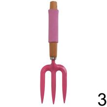 Farebné drevené záhradné náradie