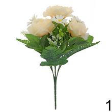 Kytica umelých kvetov s ružami a margarétami.