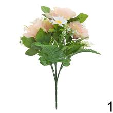 Kytica umelých kvetov s ružami a margarétami.