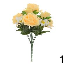 Kytica umelých ruží a drobných kvetov v mixe farieb.