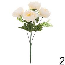 Kytica pivónia mix s tromi kvetmi v rôznych farbách.