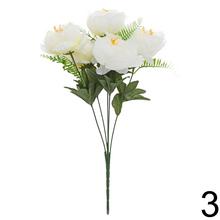 Kytica pivónia mix s tromi kvetmi v rôznych farbách.