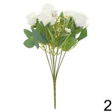 Kytica umelých ruží v červenej a bielej farbe.