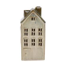 Keramický domček s LED osvetlením v bielej a hnedej farbe.