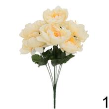 Kytica umelých pivónií v mixe farieb.