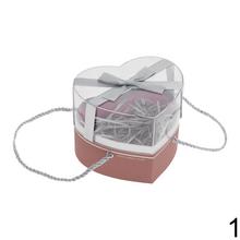 Darčeková krabička na kvety v tvare srdca s rôznymi farbami.