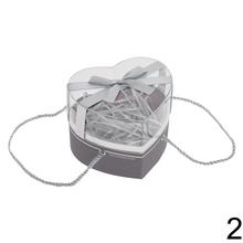 Darčeková krabička na kvety v tvare srdca s rôznymi farbami.