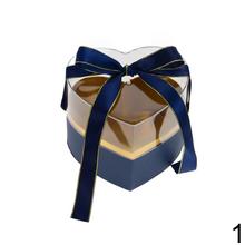 Darčeková krabička na kvety v tvare srdca s rôznymi farbami a stuhou.