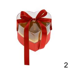 Darčeková krabička na kvety v tvare srdca s rôznymi farbami a stuhou.