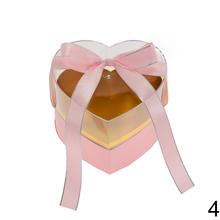 Darčeková krabička na kvety v tvare srdca s rôznymi farbami a stuhou.