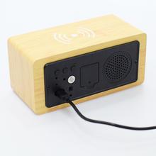 Digitálne LED hodiny s bezdrôtovým nabíjaním mobilu.