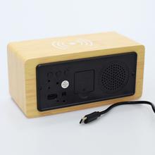 Digitálne LED hodiny s bezdrôtovým nabíjaním mobilu.