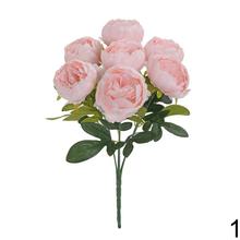 Kytica pivoniek s bielymi a ružovými kvetmi.