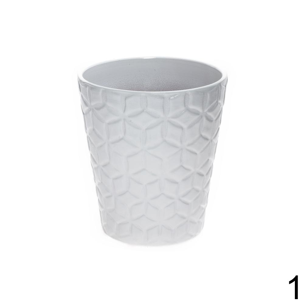 Bílý obal na orchideu s geometrickým vzorem.