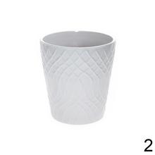 Biely obal na orchideu s geometrickým vzorom.