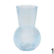 Priehľadná sklenená váza s pruhovaným dizajnom.