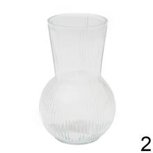 Priehľadná sklenená váza s pruhovaným dizajnom.