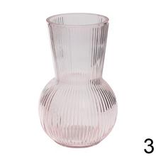 Priehľadná sklenená váza s pruhovaným dizajnom.