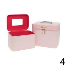 Kufrík na doplnky v mix farbách s cik-cak vzorom.