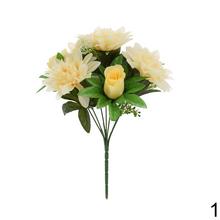 Kytica umelých kvetov s ružami a zelenými listami.