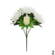 Kytica umelých kvetov s ružami a zelenými listami.