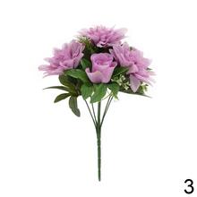 Kytica umelých kvetov s ružami a zelenými listami.