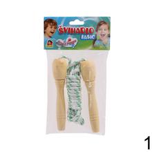 Drevené švihadlo s farebným povrazom.