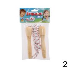 Drevené švihadlo s farebným povrazom.