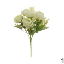 Kytica umelých ruží v rôznych farbách.