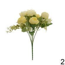 Kytica umelých ruží v rôznych farbách.