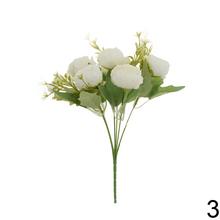 Kytica umelých ruží v rôznych farbách.