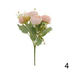 Kytica umelých ruží v rôznych farbách.