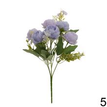 Kytica umelých ruží v rôznych farbách.