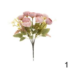 Umelá kytica ranunculus v mixe farieb.