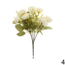 Umelá kytica ranunculus v mixe farieb.