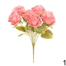 Kytica ruží s drobnými kvetmi a zeleňou, mix farieb.