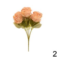 Kytica ruží s drobnými kvetmi a zeleňou, mix farieb.